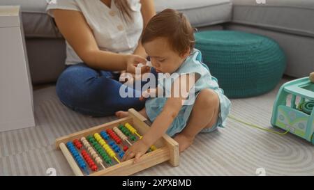 Mutter und Tochter des Kleinkindes spielen mit einem bunten Abakus in einem gemütlichen Wohnzimmer und betonen die Bindung der Familie und die Liebe drinnen Stockfoto