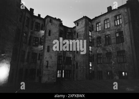 Aktuell 26-4-1970: Ein altes Wohnhaus wacht auf. Eine alte Farm hat eine Nacht geschlafen, während sie auf das graue Licht und einen neuen Tag wartet. Dann beginnt es wieder zu leben, vertraute Stimmen und Geräusche sind zu hören, Treppen auf die Treppe, Kinder weinen und lachen. Im alten Stadtgarten hat ein neuer Tag begonnen. Foto: Per Ervik / aktuell / NTB ***Foto wird nicht verarbeitet*** dieses Bild wird automatisch übersetzt dieses Bild wird automatisch übersetzt Stockfoto