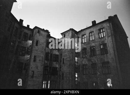 Aktuell 26-4-1970: Ein altes Wohnhaus wacht auf. Eine alte Farm hat eine Nacht geschlafen, während sie auf das graue Licht und einen neuen Tag wartet. Dann beginnt es wieder zu leben, vertraute Stimmen und Geräusche sind zu hören, Treppen auf die Treppe, Kinder weinen und lachen. Im alten Stadtgarten hat ein neuer Tag begonnen. Foto: Per Ervik / aktuell / NTB ***Foto wird nicht verarbeitet*** dieses Bild wird automatisch übersetzt dieses Bild wird automatisch übersetzt Stockfoto