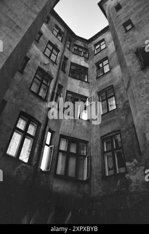 Aktuell 26-4-1970: Ein altes Wohnhaus wacht auf. Eine alte Farm hat eine Nacht geschlafen, während sie auf das graue Licht und einen neuen Tag wartet. Dann beginnt es wieder zu leben, vertraute Stimmen und Geräusche sind zu hören, Treppen auf die Treppe, Kinder weinen und lachen. Im alten Stadtgarten hat ein neuer Tag begonnen. Foto: Per Ervik / aktuell / NTB ***Foto wird nicht verarbeitet*** dieses Bild wird automatisch übersetzt dieses Bild wird automatisch übersetzt Stockfoto