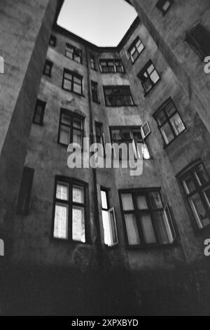 Aktuell 26-4-1970: Ein altes Wohnhaus wacht auf. Eine alte Farm hat eine Nacht geschlafen, während sie auf das graue Licht und einen neuen Tag wartet. Dann beginnt es wieder zu leben, vertraute Stimmen und Geräusche sind zu hören, Treppen auf die Treppe, Kinder weinen und lachen. Im alten Stadtgarten hat ein neuer Tag begonnen. Foto: Per Ervik / aktuell / NTB ***Foto wird nicht verarbeitet*** dieses Bild wird automatisch übersetzt dieses Bild wird automatisch übersetzt Stockfoto