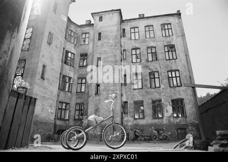 Aktuell 26-4-1970: Ein altes Wohnhaus wacht auf. Eine alte Farm hat eine Nacht geschlafen, während sie auf das graue Licht und einen neuen Tag wartet. Dann beginnt es wieder zu leben, vertraute Stimmen und Geräusche sind zu hören, Treppen auf die Treppe, Kinder weinen und lachen. Im alten Stadtgarten hat ein neuer Tag begonnen. Foto: Per Ervik / aktuell / NTB ***Foto wird nicht verarbeitet*** dieses Bild wird automatisch übersetzt dieses Bild wird automatisch übersetzt Stockfoto