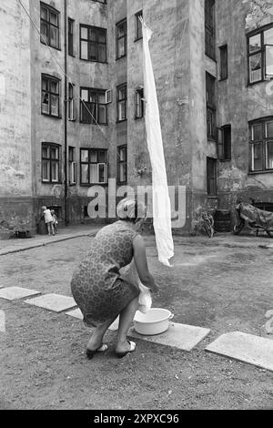 Aktuell 26-4-1970: Ein altes Wohnhaus wacht auf. Eine alte Farm hat eine Nacht geschlafen, während sie auf das graue Licht und einen neuen Tag wartet. Dann beginnt es wieder zu leben, vertraute Stimmen und Geräusche sind zu hören, Treppen auf die Treppe, Kinder weinen und lachen. Im alten Stadtgarten hat ein neuer Tag begonnen. Foto: Per Ervik / aktuell / NTB ***Foto wird nicht verarbeitet*** dieses Bild wird automatisch übersetzt dieses Bild wird automatisch übersetzt Stockfoto