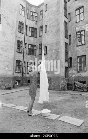 Aktuell 26-4-1970: Ein altes Wohnhaus wacht auf. Eine alte Farm hat eine Nacht geschlafen, während sie auf das graue Licht und einen neuen Tag wartet. Dann beginnt es wieder zu leben, vertraute Stimmen und Geräusche sind zu hören, Treppen auf die Treppe, Kinder weinen und lachen. Im alten Stadtgarten hat ein neuer Tag begonnen. Foto: Per Ervik / aktuell / NTB ***Foto wird nicht verarbeitet*** dieses Bild wird automatisch übersetzt dieses Bild wird automatisch übersetzt Stockfoto