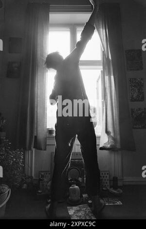 Aktuell 26-4-1970: Ein altes Wohnhaus wacht auf. Eine alte Farm hat eine Nacht geschlafen, während sie auf das graue Licht und einen neuen Tag wartet. Dann beginnt es wieder zu leben, vertraute Stimmen und Geräusche sind zu hören, Treppen auf die Treppe, Kinder weinen und lachen. Im alten Stadtgarten hat ein neuer Tag begonnen. Foto: Per Ervik / aktuell / NTB ***Foto wird nicht verarbeitet*** dieses Bild wird automatisch übersetzt dieses Bild wird automatisch übersetzt Stockfoto