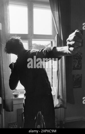 Aktuell 26-4-1970: Ein altes Wohnhaus wacht auf. Eine alte Farm hat eine Nacht geschlafen, während sie auf das graue Licht und einen neuen Tag wartet. Dann beginnt es wieder zu leben, vertraute Stimmen und Geräusche sind zu hören, Treppen auf die Treppe, Kinder weinen und lachen. Im alten Stadtgarten hat ein neuer Tag begonnen. Foto: Per Ervik / aktuell / NTB ***Foto wird nicht verarbeitet*** dieses Bild wird automatisch übersetzt dieses Bild wird automatisch übersetzt Stockfoto