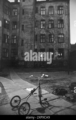 Aktuell 26-4-1970: Ein altes Wohnhaus wacht auf. Eine alte Farm hat eine Nacht geschlafen, während sie auf das graue Licht und einen neuen Tag wartet. Dann beginnt es wieder zu leben, vertraute Stimmen und Geräusche sind zu hören, Treppen auf die Treppe, Kinder weinen und lachen. Im alten Stadtgarten hat ein neuer Tag begonnen. Foto: Per Ervik / aktuell / NTB ***Foto wird nicht verarbeitet*** dieses Bild wird automatisch übersetzt dieses Bild wird automatisch übersetzt Stockfoto