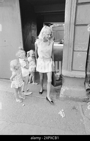 Aktuell 26-4-1970: Ein altes Wohnhaus wacht auf. Eine alte Farm hat eine Nacht geschlafen, während sie auf das graue Licht und einen neuen Tag wartet. Dann beginnt es wieder zu leben, vertraute Stimmen und Geräusche sind zu hören, Treppen auf die Treppe, Kinder weinen und lachen. Im alten Stadtgarten hat ein neuer Tag begonnen. Foto: Per Ervik / aktuell / NTB ***Foto wird nicht verarbeitet*** dieses Bild wird automatisch übersetzt dieses Bild wird automatisch übersetzt Stockfoto