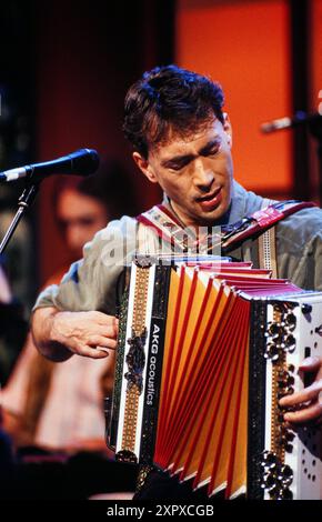 Hubert von Goisern, alias Hubert Achleitner, Alpenrock Musiker, Liedermacher aus Österreich, bei einem Auftritt, um 1994. Stockfoto