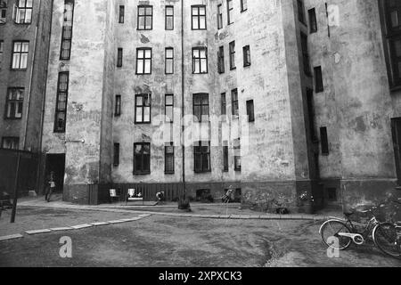 Aktuell 26-4-1970: Ein altes Wohnhaus wacht auf. Eine alte Farm hat eine Nacht geschlafen, während sie auf das graue Licht und einen neuen Tag wartet. Dann beginnt es wieder zu leben, vertraute Stimmen und Geräusche sind zu hören, Treppen auf die Treppe, Kinder weinen und lachen. Im alten Stadtgarten hat ein neuer Tag begonnen. Foto: Per Ervik / aktuell / NTB ***Foto wird nicht verarbeitet*** dieses Bild wird automatisch übersetzt dieses Bild wird automatisch übersetzt Stockfoto