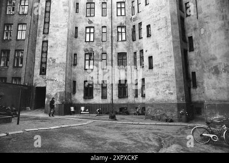 Aktuell 26-4-1970: Ein altes Wohnhaus wacht auf. Eine alte Farm hat eine Nacht geschlafen, während sie auf das graue Licht und einen neuen Tag wartet. Dann beginnt es wieder zu leben, vertraute Stimmen und Geräusche sind zu hören, Treppen auf die Treppe, Kinder weinen und lachen. Im alten Stadtgarten hat ein neuer Tag begonnen. Foto: Per Ervik / aktuell / NTB ***Foto wird nicht verarbeitet*** dieses Bild wird automatisch übersetzt dieses Bild wird automatisch übersetzt Stockfoto