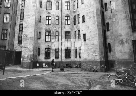 Aktuell 26-4-1970: Ein altes Wohnhaus wacht auf. Eine alte Farm hat eine Nacht geschlafen, während sie auf das graue Licht und einen neuen Tag wartet. Dann beginnt es wieder zu leben, vertraute Stimmen und Geräusche sind zu hören, Treppen auf die Treppe, Kinder weinen und lachen. Im alten Stadtgarten hat ein neuer Tag begonnen. Foto: Per Ervik / aktuell / NTB ***Foto wird nicht verarbeitet*** dieses Bild wird automatisch übersetzt dieses Bild wird automatisch übersetzt Stockfoto