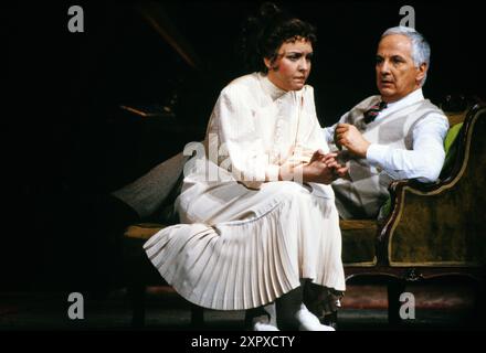 My Fair Lady, Musical nach einem Theaterstück von George Bernhard Shaw, Inszenierung von Karl Wesseler, Hamburgische Staatsoper, 1984, Szene: Gabriele Ramm als Eliza, Boy Gobert als Higgins Stockfoto