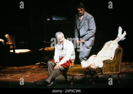 My Fair Lady, Musical nach einem Theaterstück von George Bernhard Shaw, Inszenierung von Karl Wesseler, Hamburgische Staatsoper, 1984, Szene: Boy Gobert als Higgins, Horst Schäfer als Pickering, Gabriele Ramm als Eliza Stockfoto