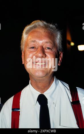 Hubert de Givenchy, französischer Modeschöpfer, Couturier, Portrait, um 1985. Stockfoto