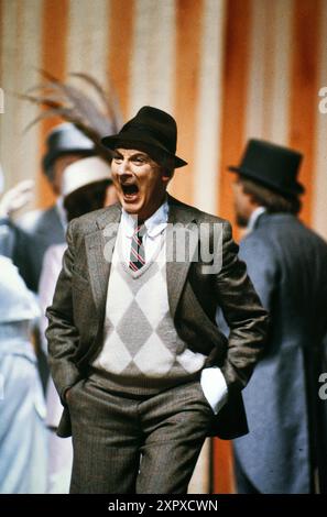 My Fair Lady, Musical nach einem Theaterstück von George Bernhard Shaw, Inszenierung von Karl Wesseler, Hamburgische Staatsoper, 1984, Szene: Boy Gobert als Higgins Stockfoto