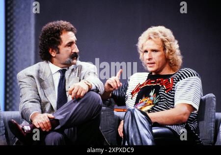 Wetten, dass - ZDF Fernsehshow, in Oldenburg, 1989, Moderator Thomas Gottschalk mit Gast und Wettpate Ion Tiriac, Manager von Tennisprofi Boris Becker. Stockfoto