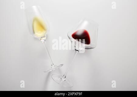 Ein kleiner roter Weißwein wird in Stängelgläser gegossen. Stockfoto