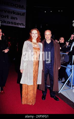 Schauspielerin Andrea Sawatzki mit Schauspielkollege und Ehemann Christian Berkel bei der Filmpremiere von Helmut Dietls Late Show, 1999. Stockfoto