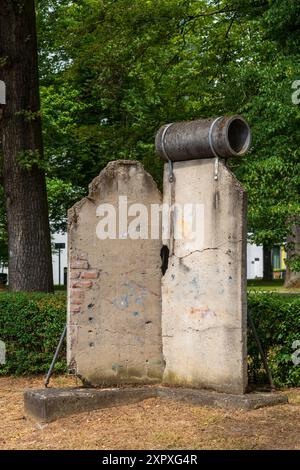 Stück der Berliner Mauer vor dem Landtag, Schlossgarten, Landtag, Stuttgart Stockfoto