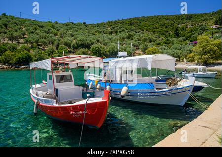 Fischerboote legten in Steni Vala auf der Insel Alonissos in Griechenland fest. Stockfoto