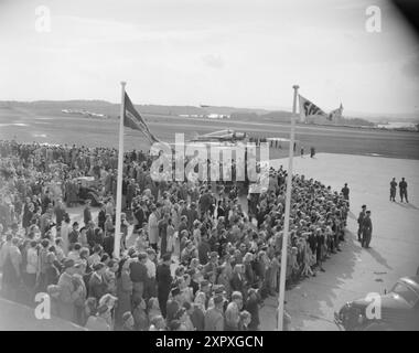 Aktuell 19–1948: Norwegen auf Flügeln – Herr der Luft die Hauptstadt war im Zeichen des Flugzeugs im Zeitraum 6-12. September. Unter dem Motto "Norwegen auf Flügeln" organisierte der norwegische Aero Club mit Unterstützung aller, die etwas mit der Luftfahrt in diesem Land zu tun haben, eine Flugwoche, die legendär werden wird. Flugschau und Flugschau in Oslo. Flugwoche. Foto: Sverre A. Børretzen /aktuell/NTB *** FOTO NICHT VERARBEITET*** Stockfoto