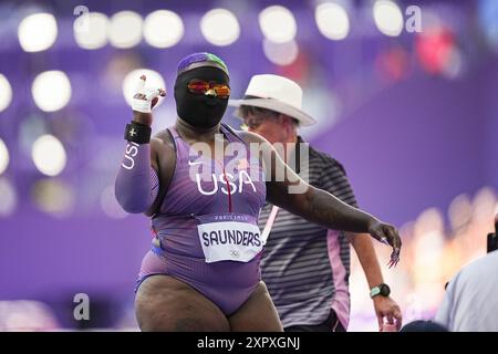 Saint Denis, Frankreich. August 2024. Olympische Spiele, Paris 2024, Leichtathletik, Stade de France, Kugelstoßen, Frauen, Qualifikation, Raven Saunders aus den USA Gesten. Quelle: Michael Kappeler/dpa/Alamy Live News Stockfoto