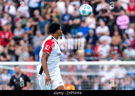 Aurele Amenda (Eintracht Frankfurt, #05) am Ball, GER, FSV Frankfurt vs. Eintracht Frankfurt, Fussball, Testspiel, Spielzeit 2024/2025, 07.08.2024. Foto: Eibner-Pressefoto/Florian Wiegand Stockfoto