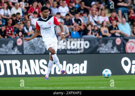 Aurele Amenda (Eintracht Frankfurt, #05) am Ball, GER, FSV Frankfurt vs. Eintracht Frankfurt, Fussball, Testspiel, Spielzeit 2024/2025, 07.08.2024. Foto: Eibner-Pressefoto/Florian Wiegand Stockfoto