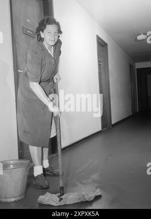 Aktuell 13-1948: Frauen, die Doppelleben führen Doppelarbeitende Frauen. Sie nehmen am Berufsleben Teil und sind auch Hausfrauen. Frau Marie Wilhelmsen reinigt täglich im Büro von 13-14. Sie ist in vollem Gange, von halb fünf Uhr morgens morgens (ich bin um halb vier auf!) Und müssen sich nach Hause zu ihrer vierjährigen Tochter beeilen, die allein von seinem Vater zu Hause ist, geht um halb sieben zur Arbeit, bis die Mutter um halb dreißig nach Hause kommt. Ihr Mann kommt um fünf Uhr zum Abendessen nach Hause, und eine Stunde nachdem sie ihre Tochter ins Bett gebracht hat, lässt sie sich um halb acht ins Bett. Frau Wilhelmsen Stockfoto