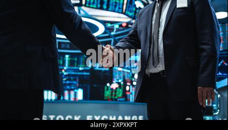 Zwei Corporate Business Partner sind sich auf einen erfolgreichen Deal einig: Shake Hand in Office. Banker und internationaler Unternehmensvertreter arbeiten gemeinsam an lukrativen Investitionsmöglichkeiten. Anonyme Geschäftsleute Stockfoto