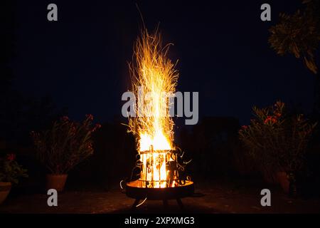 Am Abend kann man auf der Gartenterrasse Feuer machen Stockfoto