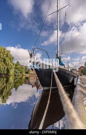 Segelboot im hafen von emden Stockfoto