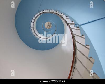 Der Weg führt über eine Wendeltreppe nach oben Stockfoto