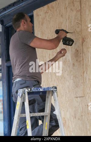 Bristol, Großbritannien. August 2024. Ladenbesitzer im Old Market Area von Bristol hatten ihre Fenster in Aussicht auf eine rechtsextreme zivile Störung gestern Nacht geplatzt. Ein massiver Gegenprotest der lokalen Bevölkerung und ein erheblicher Polizeieinsatz bedeuteten, dass die rechtsextremen oder Stop the Boats Demonstranten nicht erschienen. Eine lokale Anwaltskanzlei, die sich auf Einwanderungsrecht spezialisiert hat, wurde als Ziel der Rechtsextremen angesehen. Quelle: JMF News/Alamy Live News Stockfoto