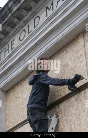 Bristol, Großbritannien. August 2024. Ladenbesitzer im Old Market Area von Bristol hatten ihre Fenster in Aussicht auf eine rechtsextreme zivile Störung gestern Nacht geplatzt. Ein massiver Gegenprotest der lokalen Bevölkerung und ein erheblicher Polizeieinsatz bedeuteten, dass die rechtsextremen oder Stop the Boats Demonstranten nicht erschienen. Eine lokale Anwaltskanzlei, die sich auf Einwanderungsrecht spezialisiert hat, wurde als Ziel der Rechtsextremen angesehen. Quelle: JMF News/Alamy Live News Stockfoto