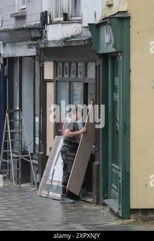 Bristol, Großbritannien. August 2024. Ladenbesitzer im Old Market Area von Bristol hatten ihre Fenster in Aussicht auf eine rechtsextreme zivile Störung gestern Nacht geplatzt. Ein massiver Gegenprotest der lokalen Bevölkerung und ein erheblicher Polizeieinsatz bedeuteten, dass die rechtsextremen oder Stop the Boats Demonstranten nicht erschienen. Eine lokale Anwaltskanzlei, die sich auf Einwanderungsrecht spezialisiert hat, wurde als Ziel der Rechtsextremen angesehen. Quelle: JMF News/Alamy Live News Stockfoto