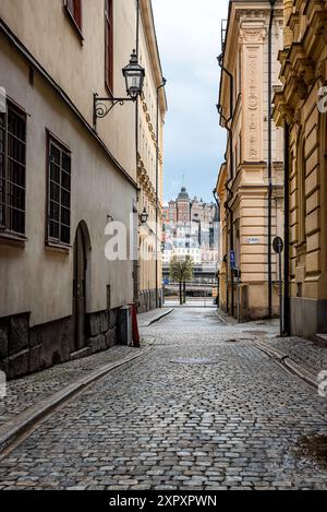 Schweden malerische Kopfsteinpflasterstraße im malerischen Gamla Stan, Stockholms ältestem Viertel. Stockfoto