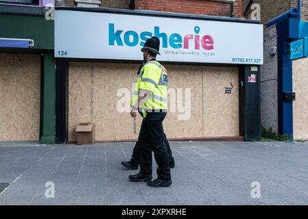 Eine Hitliste der sozialen Medien von Telegram benannte einen Immigrationsanwalt in Westcliff on Sea als Ziel, der Unternehmen zum Schutz ihrer Geschäftsräume veranlasste. Polizei Stockfoto