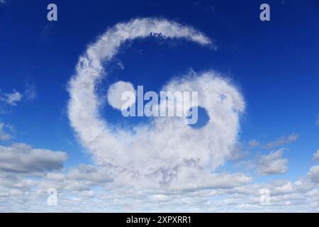 Yin und Yang Symbol aus Wolken am Himmel Stockfoto