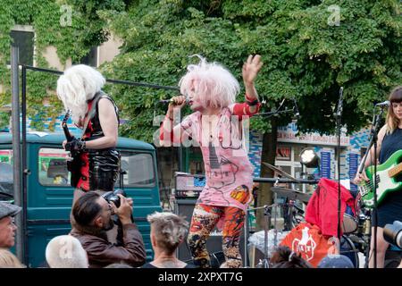 Fest de la musique, Live Musik, Eat Lipstick, Anita Drink, The Shredder an der Gitarre, Disco Punk Band, Reuterkiez, Berlin-Neukölln Stockfoto