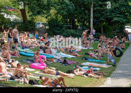 Schlachtensee, Badesee, Sommer in Berlin, Menschenmenge, Liegewiese, See, Bezirk Steglitz-Zehlendorf, Grunewald, Berlin, Deutschland, Europa Stockfoto