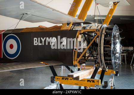 Metodej Vlach, Mlada Boleslav. August 2024. Die Nachbildung des englischen Sopwith Triplane namens Blymp (aus dem Jahr 1916) im Bau im Luftfahrtmuseum von Metodej Vlach, Mlada Boleslav, Tschechische Republik, 7. August 2024. Quelle: Radek Petrasek/CTK Photo/Alamy Live News Stockfoto