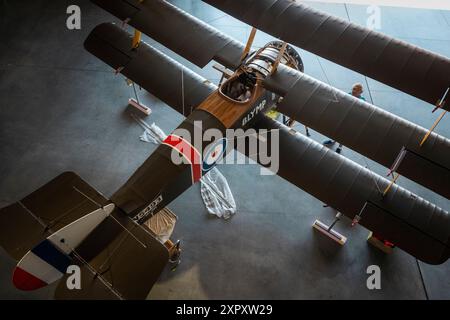 Metodej Vlach, Mlada Boleslav. August 2024. Die Nachbildung des englischen Sopwith Triplane namens Blymp (aus dem Jahr 1916) im Bau im Luftfahrtmuseum von Metodej Vlach, Mlada Boleslav, Tschechische Republik, 7. August 2024. Vladimir Handlik beendet die Arbeiten an einer Nachbildung von Sopwith Triplane. Quelle: Radek Petrasek/CTK Photo/Alamy Live News Stockfoto