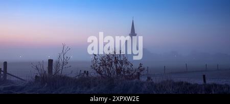 Kirche den Hoorn im Morgennebel, Niederlande, Texel Stockfoto