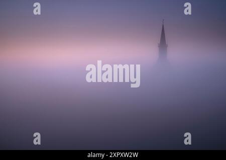 Kirche den Hoorn im Morgennebel, Niederlande, Texel Stockfoto