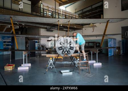 Metodej Vlach, Mlada Boleslav. August 2024. Die Nachbildung des englischen Sopwith Triplane namens Blymp (aus dem Jahr 1916) im Bau im Luftfahrtmuseum von Metodej Vlach, Mlada Boleslav, Tschechische Republik, 7. August 2024. Vladimir Handlik beendet die Arbeiten an einer Nachbildung von Sopwith Triplane. Quelle: Radek Petrasek/CTK Photo/Alamy Live News Stockfoto