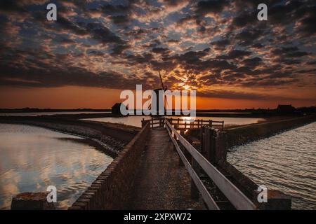 Het Noorden Windmühle at Dawn, Niederlande, Texel, Krassekeet Stockfoto