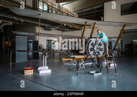 Metodej Vlach, Mlada Boleslav. August 2024. Die Nachbildung des englischen Sopwith Triplane namens Blymp (aus dem Jahr 1916) im Bau im Luftfahrtmuseum von Metodej Vlach, Mlada Boleslav, Tschechische Republik, 7. August 2024. Vladimir Handlik beendet die Arbeiten an einer Nachbildung von Sopwith Triplane. Quelle: Radek Petrasek/CTK Photo/Alamy Live News Stockfoto