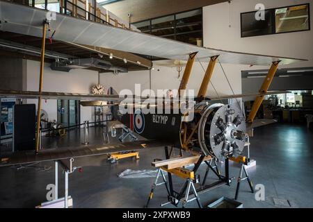 Metodej Vlach, Mlada Boleslav. August 2024. Die Nachbildung des englischen Sopwith Triplane namens Blymp (aus dem Jahr 1916) im Bau im Luftfahrtmuseum von Metodej Vlach, Mlada Boleslav, Tschechische Republik, 7. August 2024. Vladimir Handlik beendet die Arbeiten an einer Nachbildung von Sopwith Triplane. Quelle: Radek Petrasek/CTK Photo/Alamy Live News Stockfoto